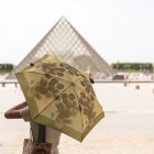 París. Una turista recorre la capital francesa en un día de mucho calor.