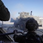 La aviación israelí atacó en la última jornada más de 100 objetivos militares de Hamás en toda la Franja de Gaza, mientras sus tropas terrestres intensifican su ofensiva militar tanto en Rafah, en el sur del enclave, como en el campo de refugiados de Yabalia, en el norte.