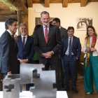GRAFCAV2582. HERNANI (GIPUZKOA) (ESPAÑA), 14/05/2024.- El rey Felipe VI (c), acompañado por el ministro de Política Territorial y Memoria Democrática, Ángel Víctor Torres(2i), y el director de Telefónica, José María Álvarez-Pallete (i), este martes durante la inauguración de la exposición "100 años de Eduardo Chillida con la Colección Telefónica" en el Museo Chillida Leku de Hernani (Gipuzkoa), enmarcada en los actos de conmemoración del centenario del escultor vasco. EFE/Irekia/JON RODRIGUEZ BILBAO/SOLO USO EDITORIAL/SOLO DISPONIBLE PARA ILUSTRAR LA NOTICIA QUE ACOMPAÑA (CRÉDITO OBLIGATORIO)