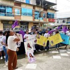 Acto. Durante la audiencia, los parientes de la joven asesinada hicieron sentir su voz de protesta.