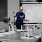 El empresario Tomislav Topic ofrece una exposición a invitados, en su empresa, Telconet.