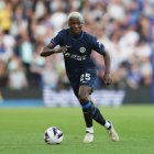 Moisés Caicedo manejó el balón en la volante de Chelsea.