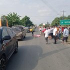 Los jóvenes se transportaban en una motocicleta por la vía Salitre -T de Daule.