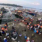 Pescadores filipinos y otros pasajeros antes de embarcar en la flotilla civil que zarpó hacia el atolón de Scarborough, en el mar de China Meridional, cuya soberanía reclaman Manila y Pekín.