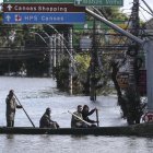 Porto Alegre. Voluntarios navegan en una inundación en el río Gravataí.