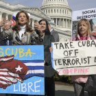 Congresistas y activistas durante manifestaciones a favor y en contra de la presencia de Cuba en la lista de países que no cooperan plenamente en la lucha contra el terrorismo.