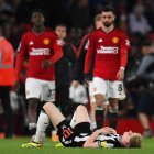 Anthony Gordon del Newcastle United yace en el suelo después de perder el partido de fútbol de la Premier League inglesa entre Manchester United y Newcastle United en Manchester, Gran Bretaña, el 15 de mayo de 2024.