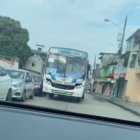 El bus transitando en contravía.