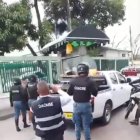 Video donde se muestra cómo una carreta de un comerciante cae desde una camioneta de la Policía Metropolitana.