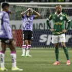 AMDEP2039. SAO PAULO (BRASIL), 15/05/2024.- Jordy Alcívar (c) de Independiente se lamenta este miércoles, en un partido de la fase de grupos de la Copa Libertadores entre Palmeiras y Independiente del Valle (IDV) en el estadio Allianz Parque en Sao Paulo (Brasil). EFE/ Isaac Fontana