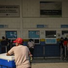 Decenas de hondureños pasan por la aduana de su país para ingresar a Guatemala en el puesto fronterizo de El Corinto.