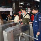 Los usuarios deben acercarse a ventanilla para cancelar el pasaje. En hora pico se forman largas filas en estaciones como El Recreo y El Labrador.