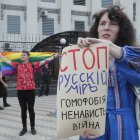 Una activista LGBT ucraniana con una pancarta en la que pide "¡Detengamos el mundo ruso!" Es homofobia, odio y guerra".