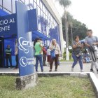 Decenas de ciudadanos acudieron a la matriz de CNEL en La Garzota, para presentar sus quejas.