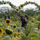 Una mujer se toma una foto en un campo de girasoles, este sábado, en Catarina municipio de Masaya (Nicaragua).