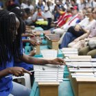 Niños tocan instrumentos durante la conmemoración de los 22 años de la masacre de Bojayá