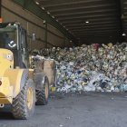 Proceso de selección y separación de residuos en una empresa de reciclaje.