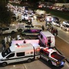 Agentes de la Fiscalía investigan la zona donde el director de la cárcel La Modelo de Bogotá, el coronel retirado de la Policía Élmer Fernández, fue asesinado este jueves.