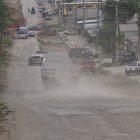 1. Tránsito. Pese al mal estado de la vía, a diario pasan miles de carros por el sector. Varios testigos comentan que se reportan choques por lo angosto y el mal estado de las vías.