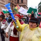 Medida.- Comerciantes gritan consignas en una protesta por la escasez de dólares en el territorio boliviano este viernes, en Santa Cruz (Bolivia). Gremios y asociaciones de comerciantes de Bolivia se movilizaron este viernes en las tres principales ciudades del país para reclamar al Gobierno de Luis Arce por la escasez de dólares que persiste desde 2023. EFE/ Juan Carlos Torrejón