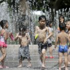 Tokio. Niños se refrescan en una fuente de la capital de Japón.