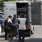 Panorama. Celestino Tigrero se lamenta mientras ve subir el cuerpo de su hijo Justin Alexander al carro de Medicina Legal, la mañana de ayer