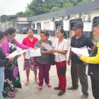 Daule. Algunos de los afectados, tras presentar la denuncia en Fiscalía.