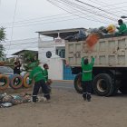 Personal de la Prefectura empezó a recoger los desechos este 18 de mayo.
