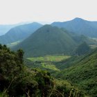 El Pululahua es el único volcán del mundo con producción agrícola en su caldera. Está ubicado a tan solo diecisiete kilómetros de la ciudad de Quito.