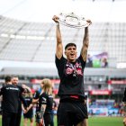 Piero Hincapié levantó el título de la Bundesliga de Alemania.