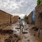 Un hombre examina las casas dañadas tras las inundaciones en la aldea de Shahrak Muhajireen en Baghlan, Afganistán.