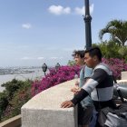 Balcón. Al subir hasta el faro del cerro Santa Ana, un imperdible es asomarse y ver el río Guayas. Los visitantes sugieren que se implementen estructuras para que den sombra.