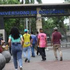 Referencial. Aspirantes y estudiantes de la Universidad de Guayaquil, en los exteriores de una de las puertas de ingreso de la institución.