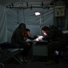 Médicos del Ejército brasileño atienden a pacientes en un hospital de campaña del municipio de Sao Leopoldo, estado de Rio Grande do Sul.