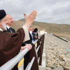 El presidente de Irán, Ebrahim Raisi (con la mano levantada), este domingo 17 de mayo, en la inauguración de una presa en la frontera de esa país con Azerbaiyán.