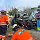 La parte delantera del carro quedó destruida, mientras que el bus no presentó mayor afectación.