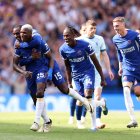 Moisés Caicedo celebra su golazo con sus compañeros de equipo.