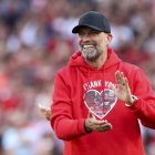 Liverpool (United Kingdom), 19/05/2024.- Liverpool manager Jurgen Klopp applauds to fans after the English Premier League soccer match of Liverpool FC against Wolverhampton Wanderers, in Liverpool, Britain, 19 May 2024. (Reino Unido) EFE/EPA/ADAM VAUGHAN EDITORIAL USE ONLY. No use with unauthorized audio, video, data, fixture lists, club/league logos, "live" services or NFTs. Online in-match use limited to 120 images, no video emulation. No use in betting, games or single club/league/player publications.