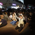 Ciudadanos iraníes rezaron en una plaza de Teherán mientras esperaban noticias del presidente.