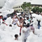 Hecho. Una fiesta con espuma fue la atracción principal de los niños.
