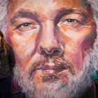 Stella Moris, mujer de Julian Assange, posando junto a un mural pintado en honor de su marido.