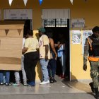 Votantes se protegen del sol en un centro de votación luego de una jornada de elecciones este domingo en Santo Domingo (República Dominicana). La tranquilidad y la ausencia de problemas fueron, junto al calor, los otros protagonistas de los comicios de este domingo en República Dominicana, en medio de un amplio dispositivo de seguridad desplegado en torno y dentro de los centros de votación para que los dominicanos eligieran a su presidente, su vicepresidente y sus legisladores para los próximos cuatro años. EFE/ Orlando Barría