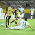 El ídolo del Astillero se adueñó del balón y arrimó a los locales contra su portería.