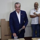 El presidente dominicano y candidato a la reelección, Luis Abinader, vota este 19 de mayo de 2024, en un centro electoral.