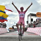 Tadej Pogacar festeja tras ganar su cuarta etapa del Giro. Tiene una ventaja de más de seis minutos sobre sus escoltas.