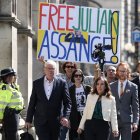 La editora jefe de Wikileaks, Kristinn Hrafnsson (2-izq) y Stella Assange, esposa de Julian Assange, en el exterior del Tribunal Superior durante la audiencia de apelación de extradición del fundador de WikiLeaks, en Londres, el 20 de mayo de 2024.