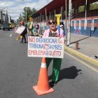 Ciudadanos acudieron con carteles para protestar