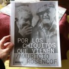 La portada de un libro en la que aparecen el expresidente uruguayo José Mujica (i) y el escritor uruguayo Mauricio Rosencof