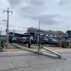 La caída de postes en la Juan Tanca Marengo.