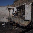 Personas retiran escombros este jueves de las viviendas destruidas por el incendio que afectó al Cerro Cordillera en Valparaíso (Chile).